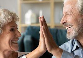 Zwei ältere Menschen, die sich über die betriebliche Altersvorsorge informieren.
