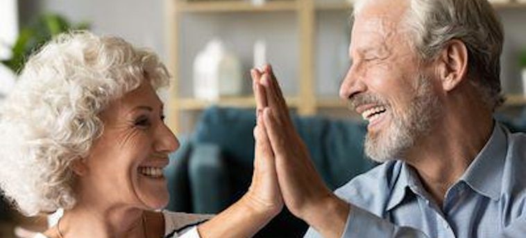 Zwei ältere Menschen, die sich über die betriebliche Altersvorsorge informieren.