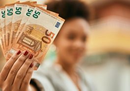 Frau mit 50-Euro-Scheinen