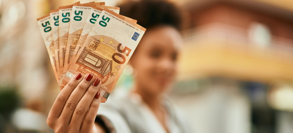 Frau mit 50-Euro-Scheinen