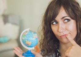 Frau hat Globus in der Hand