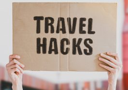 Schild mit Travel Hacks