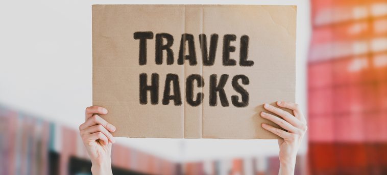 Schild mit Travel Hacks