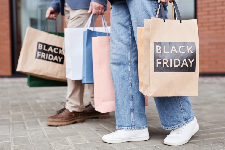 Einkaufen am Black-Friday kann dir zwar Nerven kosten, aber viel Geld sparen.